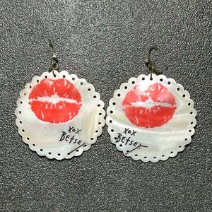 Vintage Betsey Johnson Betsey XOX KISS Shell circle earrings